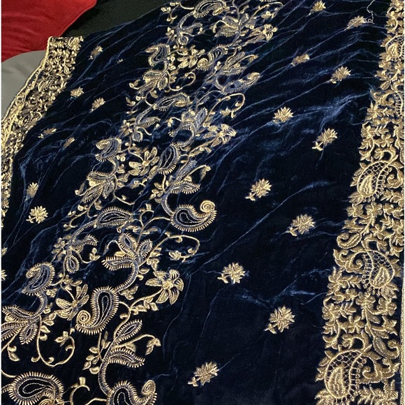 Velvet embroidered shawl - Picture 1 of 2